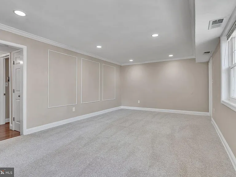 912 Barnaby St SE #101 — Photo 7