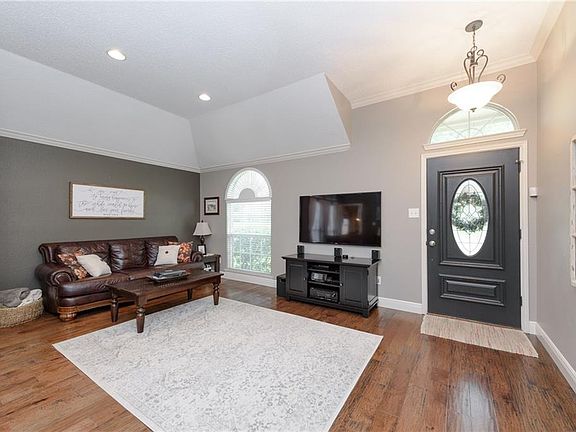 4th image of 1415 Charlotte Way