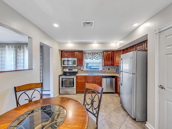 5th image of 563 S 13th St