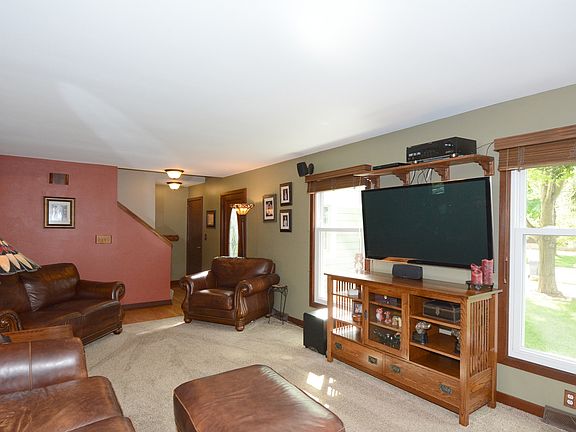 5th image of 614 Crestwood Dr