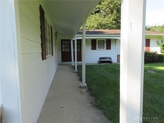 5th image of 827 Hickory Ln