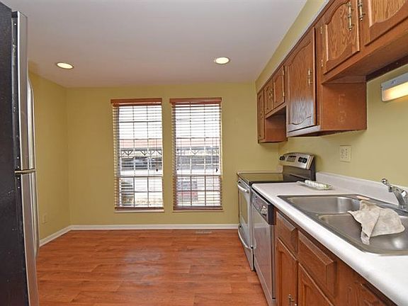 4th image of 920 Woodlyn Dr N