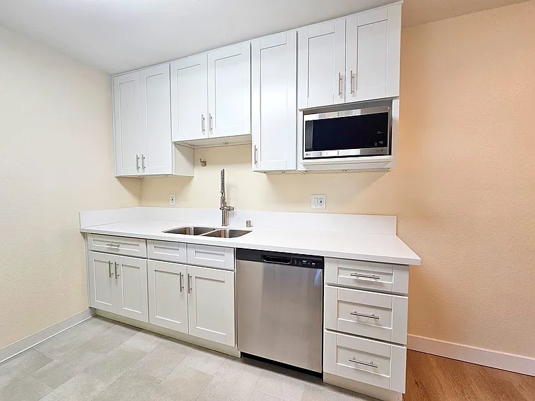 Parklane Apartments — Photo 33
