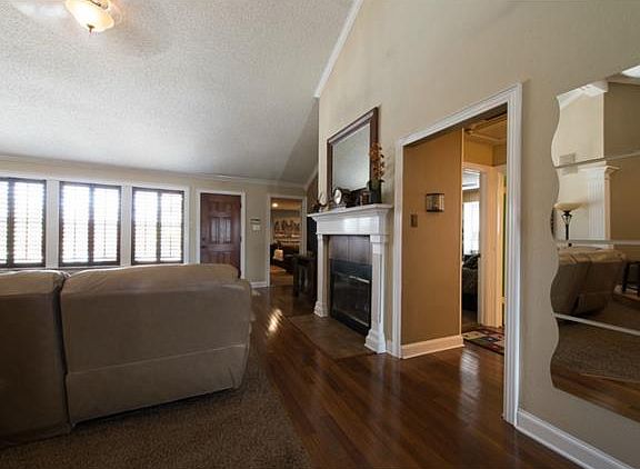 3rd image of 421 Hunters Creek Dr