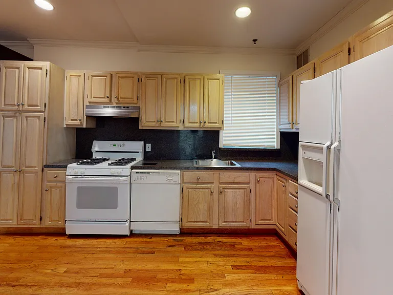 246 E 44th St #3 — Photo 5