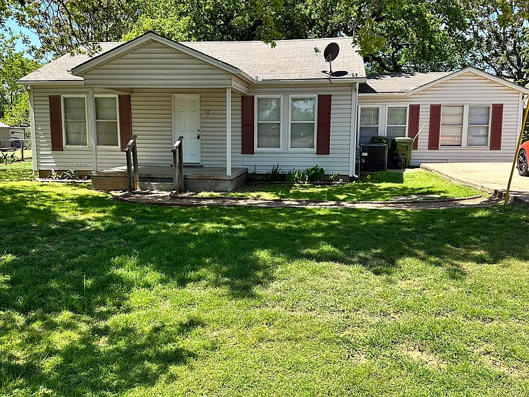 117 N Ash St — Photo 1