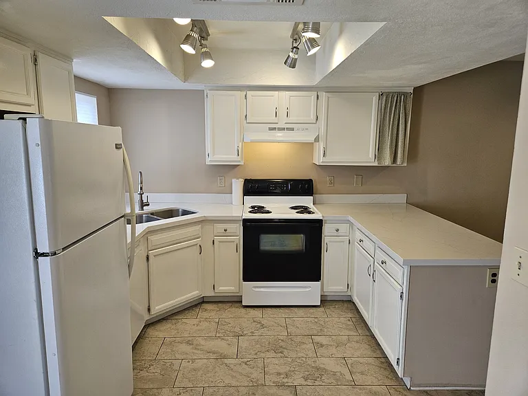 1055 W 5th St #2 — Photo 11