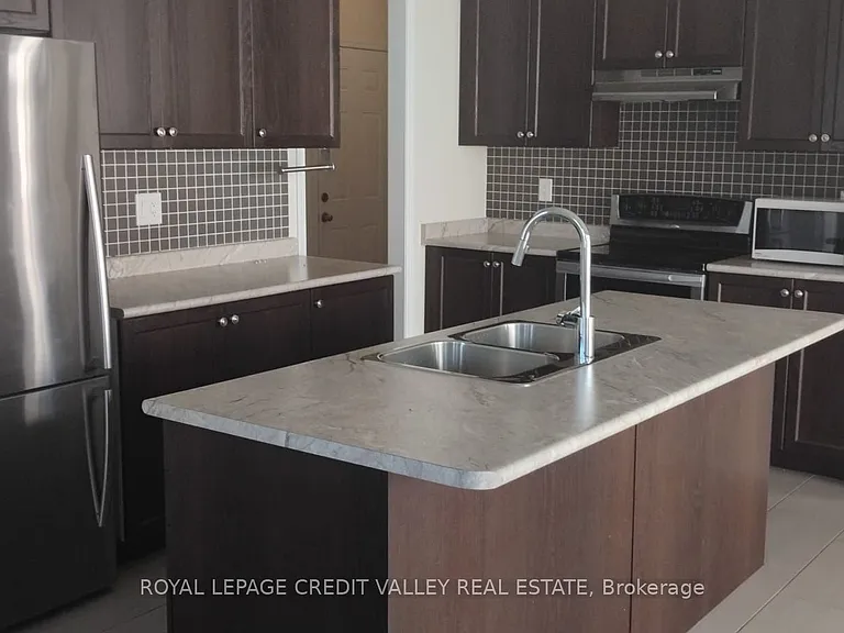 76 Fleming Cres — Photo 4