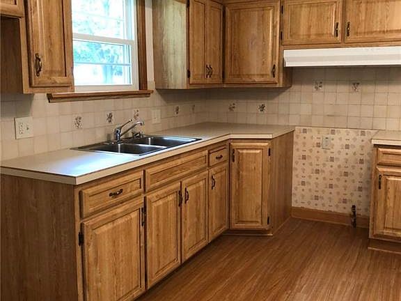 2nd image of 2944 Howell Dr