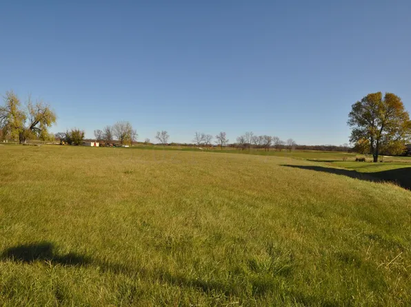 562 Sunset Dr, Oxbow, ND 58047