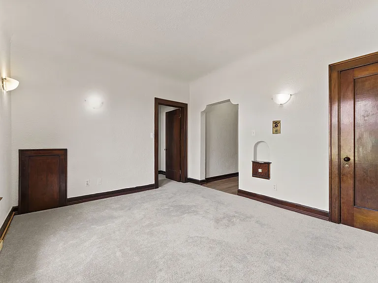 274 Giles Blvd W — Photo 11