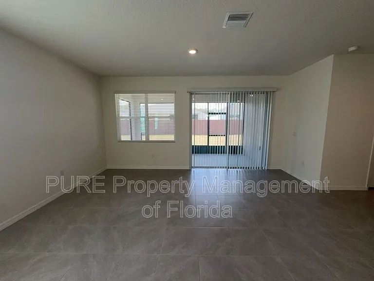 4122 NW 48th Terrace Rd — Photo 8