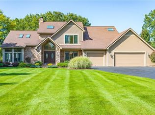 42 Chippenham Dr, Penfield, NY 14526