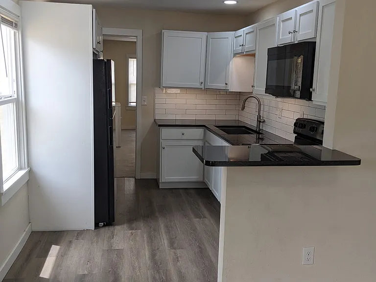 629 N Hoover Ave — Photo 2