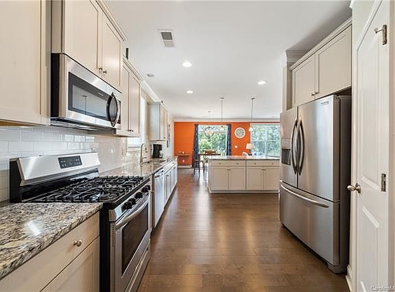 4th image of 7806 Sawgrass Ln