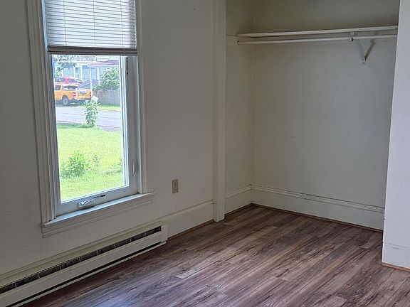 Bedroom With Premium Laminate Flooring, With Closet Space