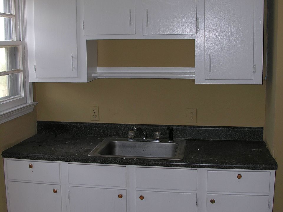 2nd image of 1661 Walter St