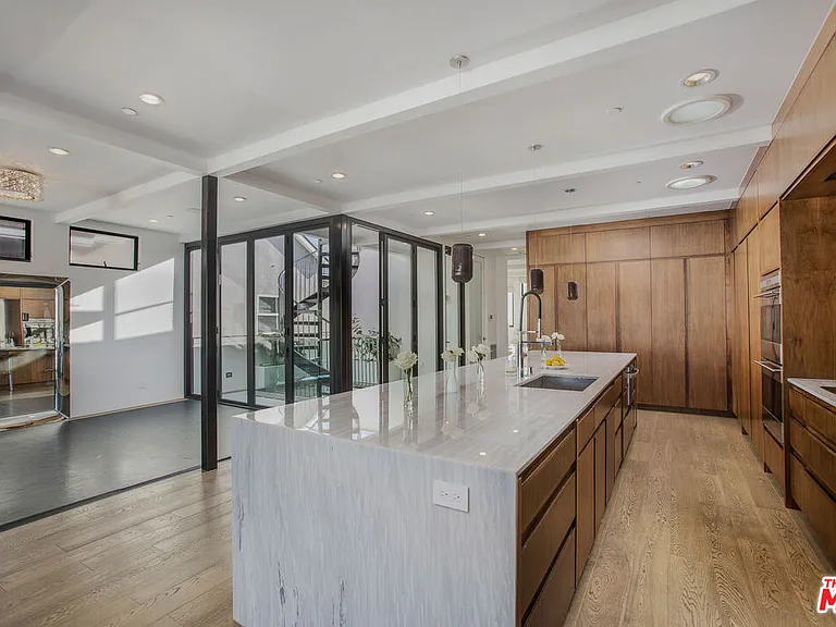 2105 E Balboa Blvd — Photo 23