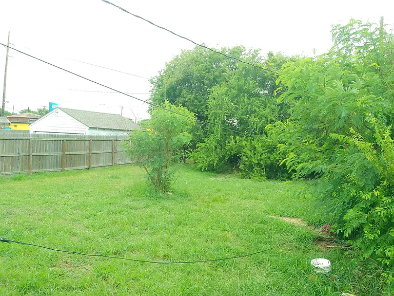 2837 Sarita St — Photo 9