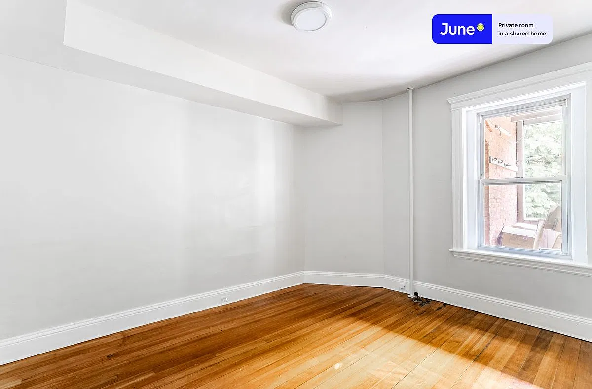 Queen bedroom in 4 bed/2 bath home in Brookline #1286 A — Photo 2