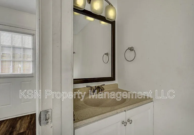 2220 E Victory Dr #24 — Photo 8