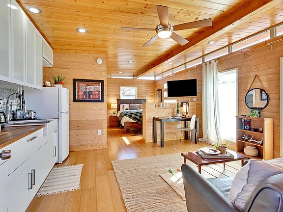 4th image of 3002 Whiteway Dr #B