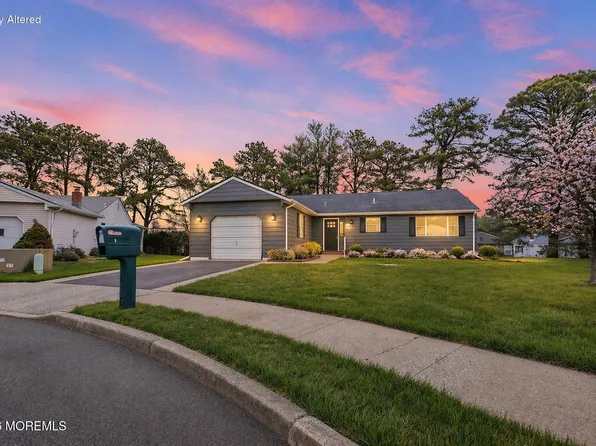 9 Gramercy Court, Toms River, NJ 08757