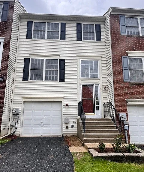 305 S Oak St — Photo 1