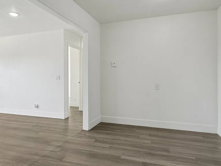 2x2 Dining Area