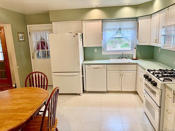 5th image of 12 Tanglewood Ct