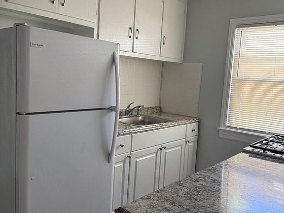 4th image of 129 Francis Ave