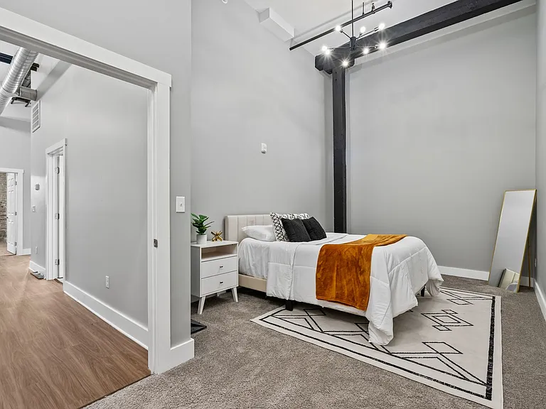 New South Side Apartments at 905 Bingham — Photo 19
