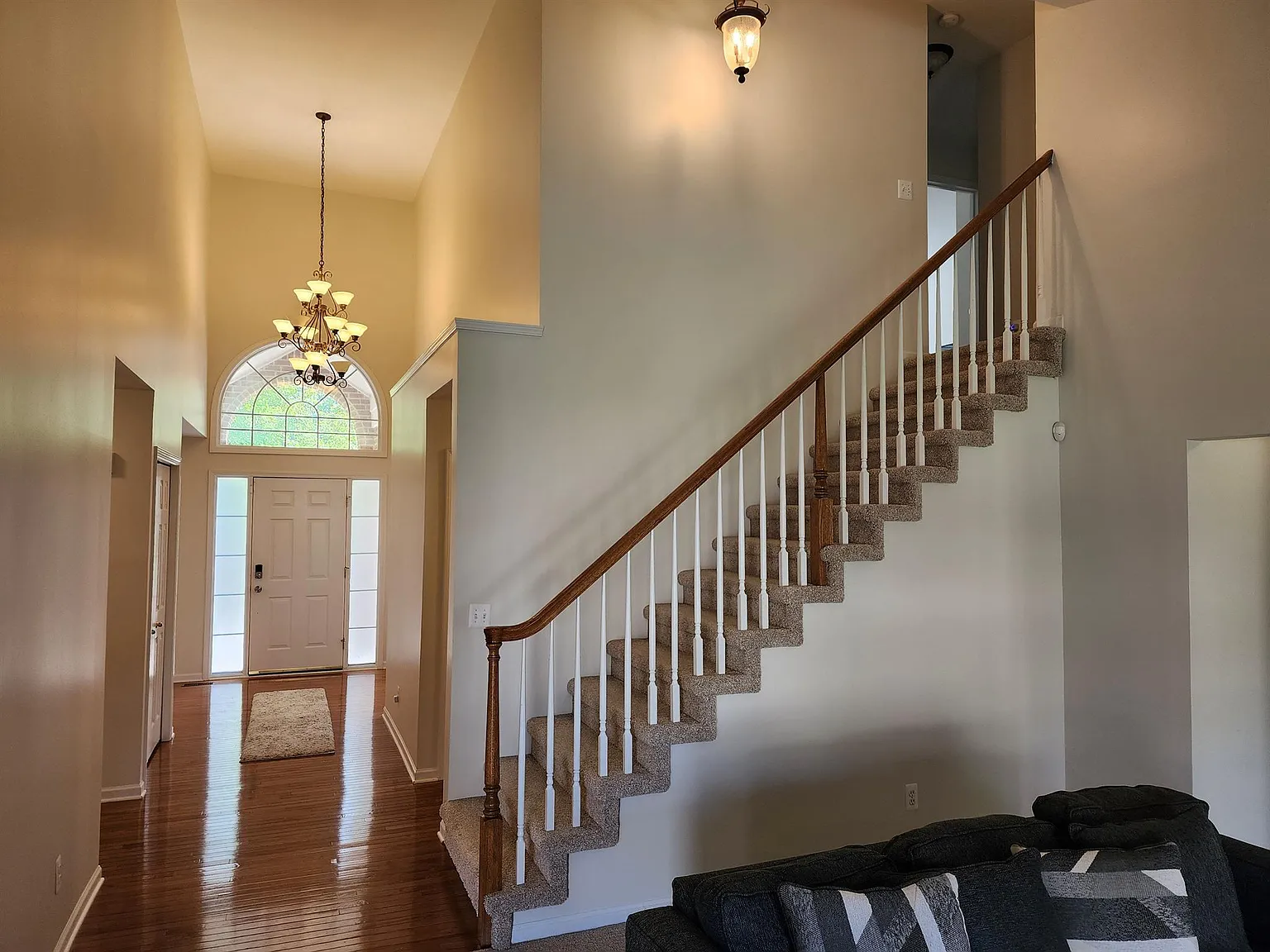 3 bed, 2.5 bath, 2450 sqft, $3,000 — Photo 2