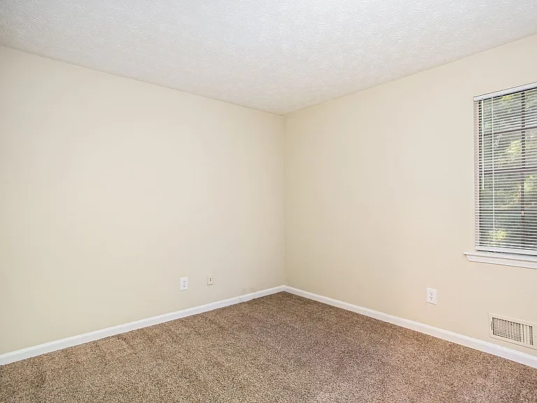 3735 Londonderry Ct — Photo 10