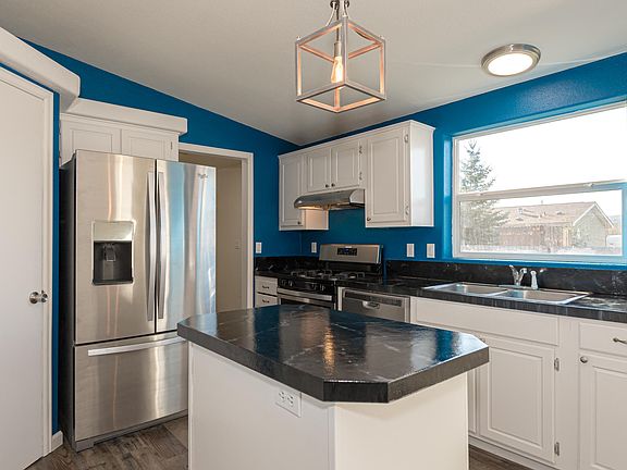3rd image of 512 E Aspen Dr