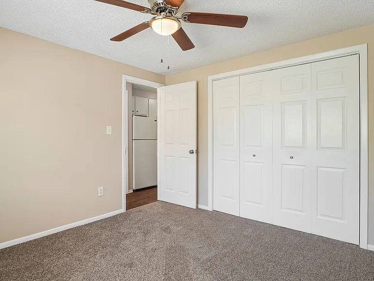 Lorinda Apartments — Photo 42