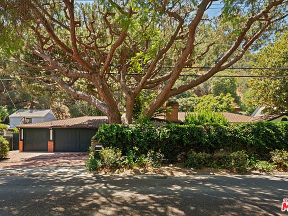 2nd image of 1821 Mandeville Canyon Rd