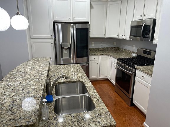 4th image of 43857 Centergate Dr