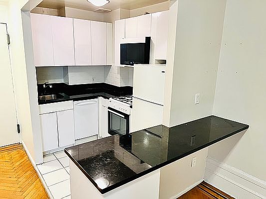 4th image of 306 W 92nd St APT 3R