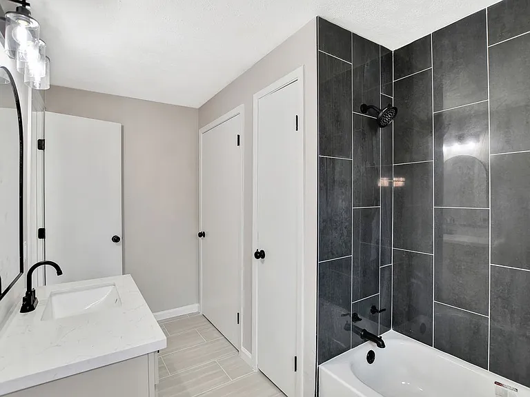 704 Teabury St — Photo 29