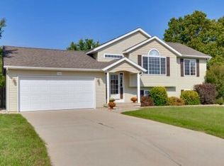 742 Sunset Hills Dr, Middleville, MI 49333