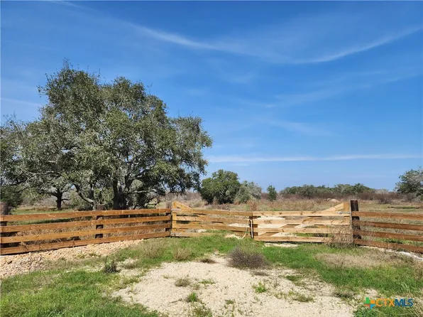 220 Quail Run Trl, Fannin, TX 77960
