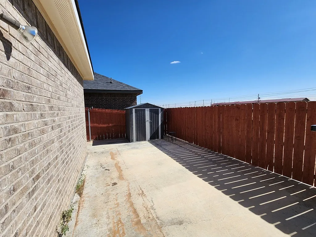 3 bed, 2.0 bath, 1717 sqft, $2,300 — Photo 4
