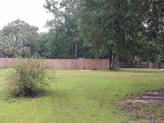 Left view of front side Yard