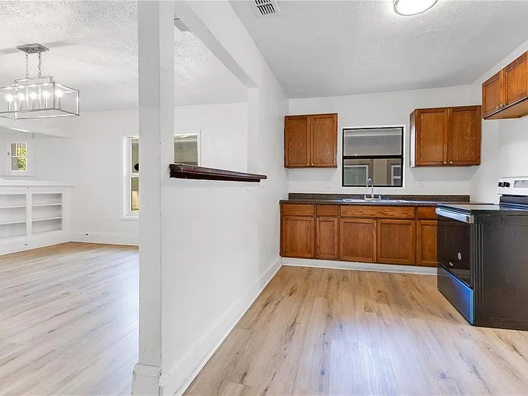 1029 Colyer St — Photo 6