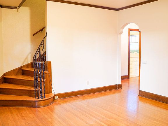 3rd image of 912 SW Vista Ave #217