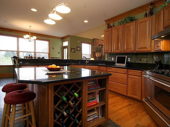 Kitchen and Breakfast Bar