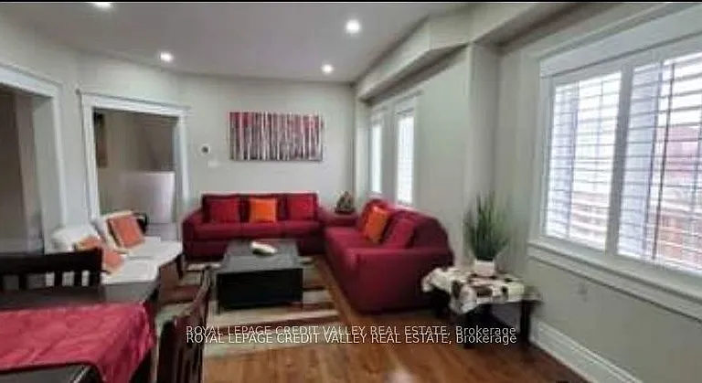 31 Crown Victoria Dr — Photo 3