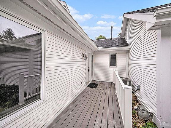 3rd image of 102 Quiet Creek Cir