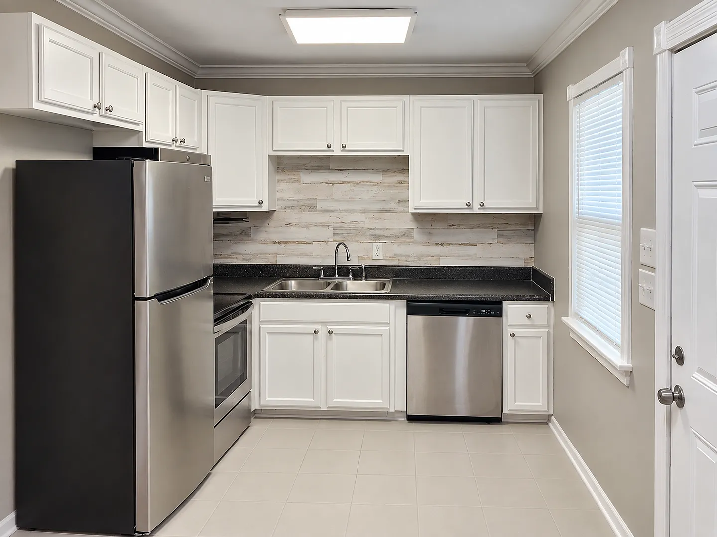 Under New Management! 2bd/1ba Move In Special! — Photo 3